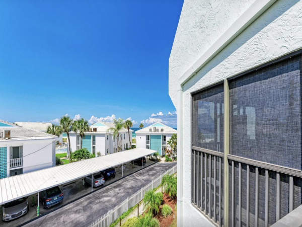 Holmes Beach Stunning Vacation Condo